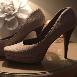 Gorgeous leather snake platform pumps.